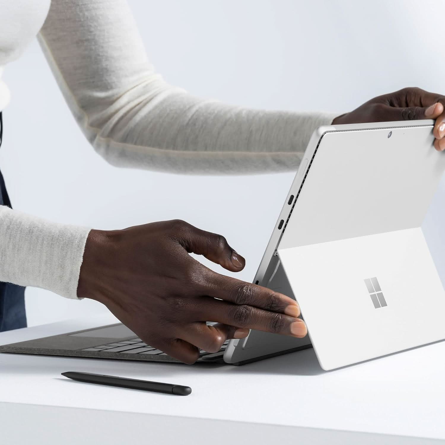 MICROSOFT SURFACE PRO 11 KEYBOARD WITH PEN STORAGE PLATINUM - EP2-01842