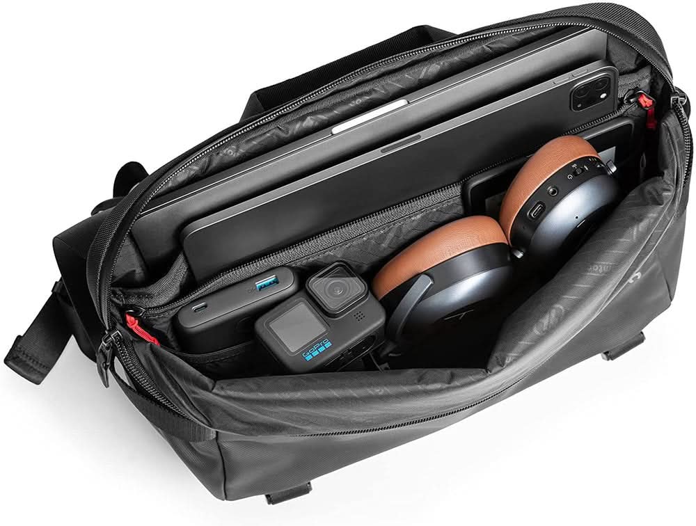 TOMTOC EXPLORER-T21 SLING BAG L 14 INCH/10L-BLACK